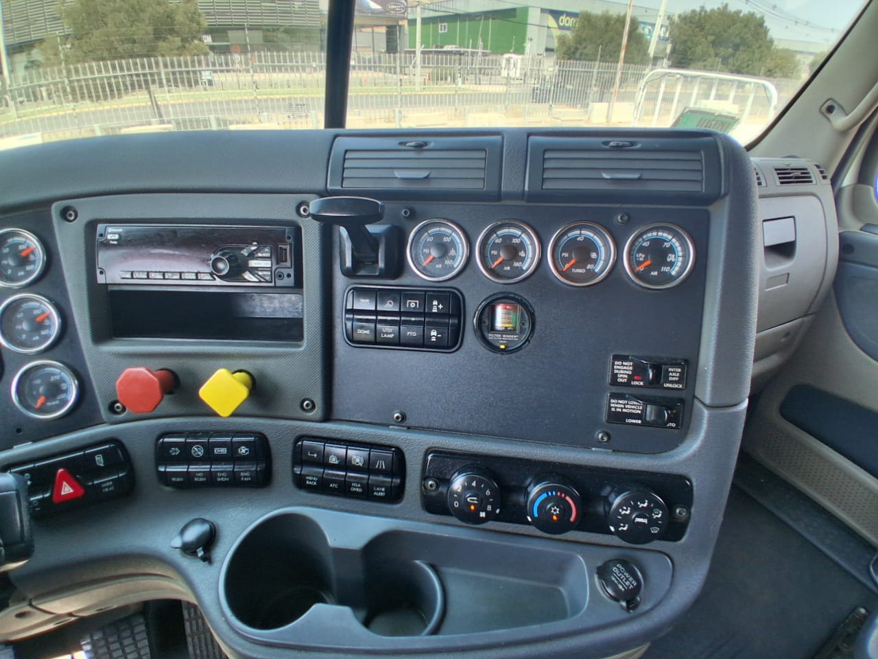 FREIGHTLINER CASCADIA 113