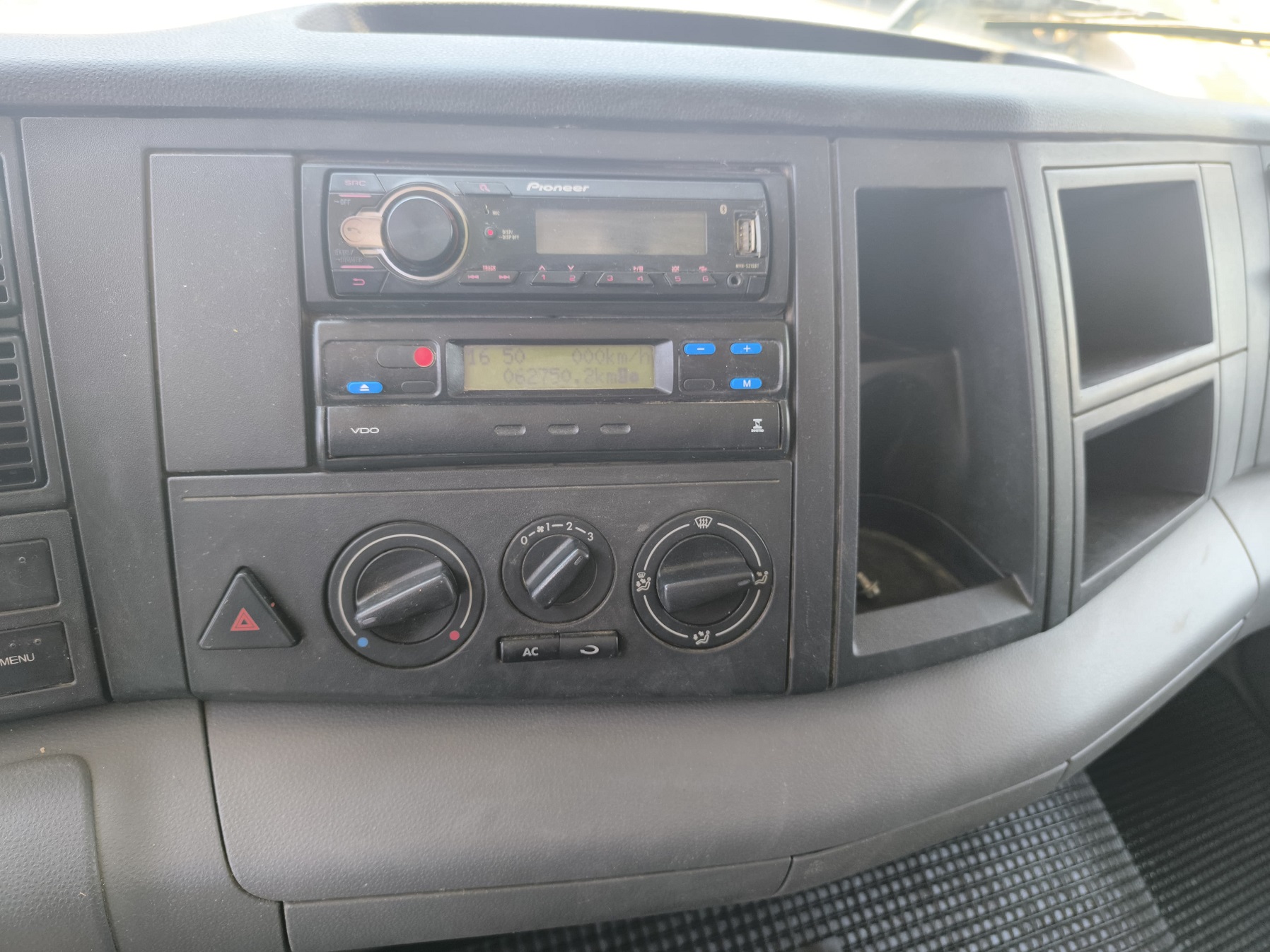 Volkswagen Constellation 17280